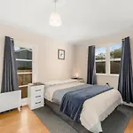 Kereru Lodge - Two Mile Bay Holiday Home