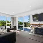 Te Moenga Treasure - Acacia Bay