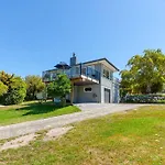 Te Moenga Treasure - Acacia Bay