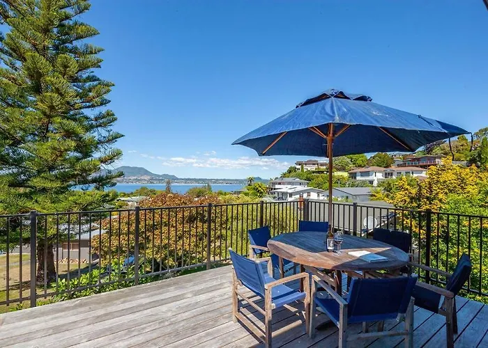 Te Moenga Treasure - Acacia Bay