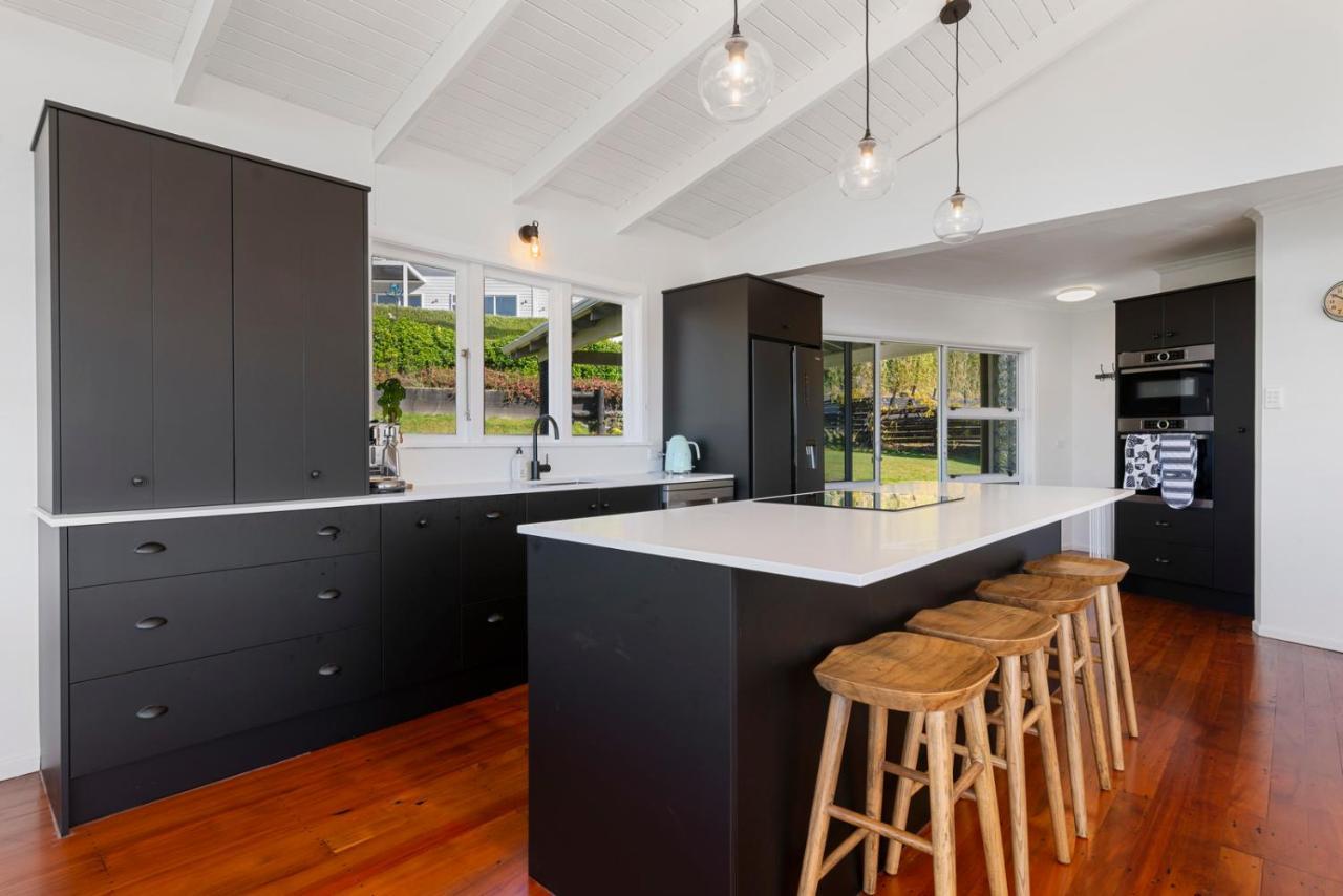 Holiday home The Black Lake House - Acacia Bay Holiday Taupo