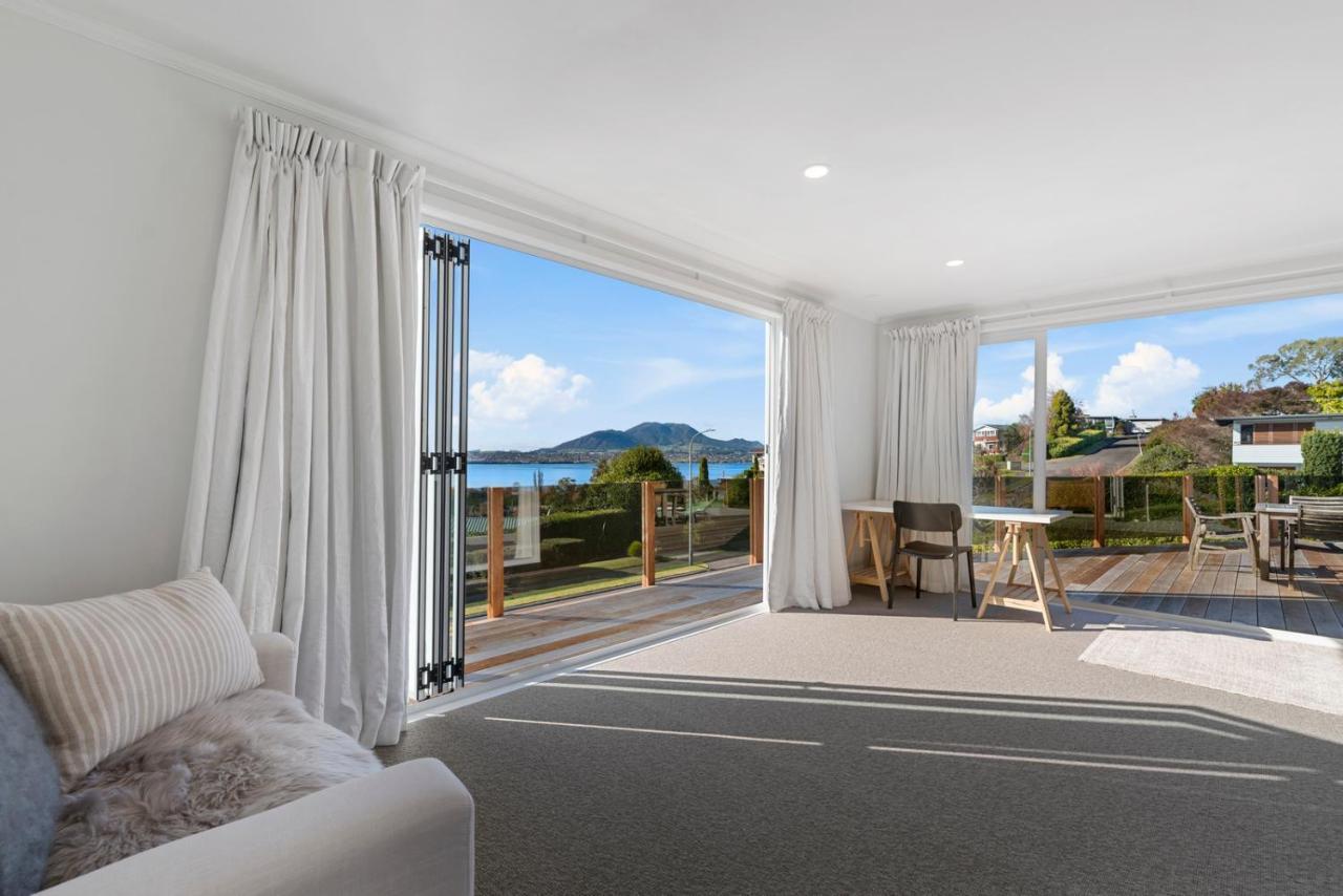 The Black Lake House - Acacia Bay Holiday * Taupo