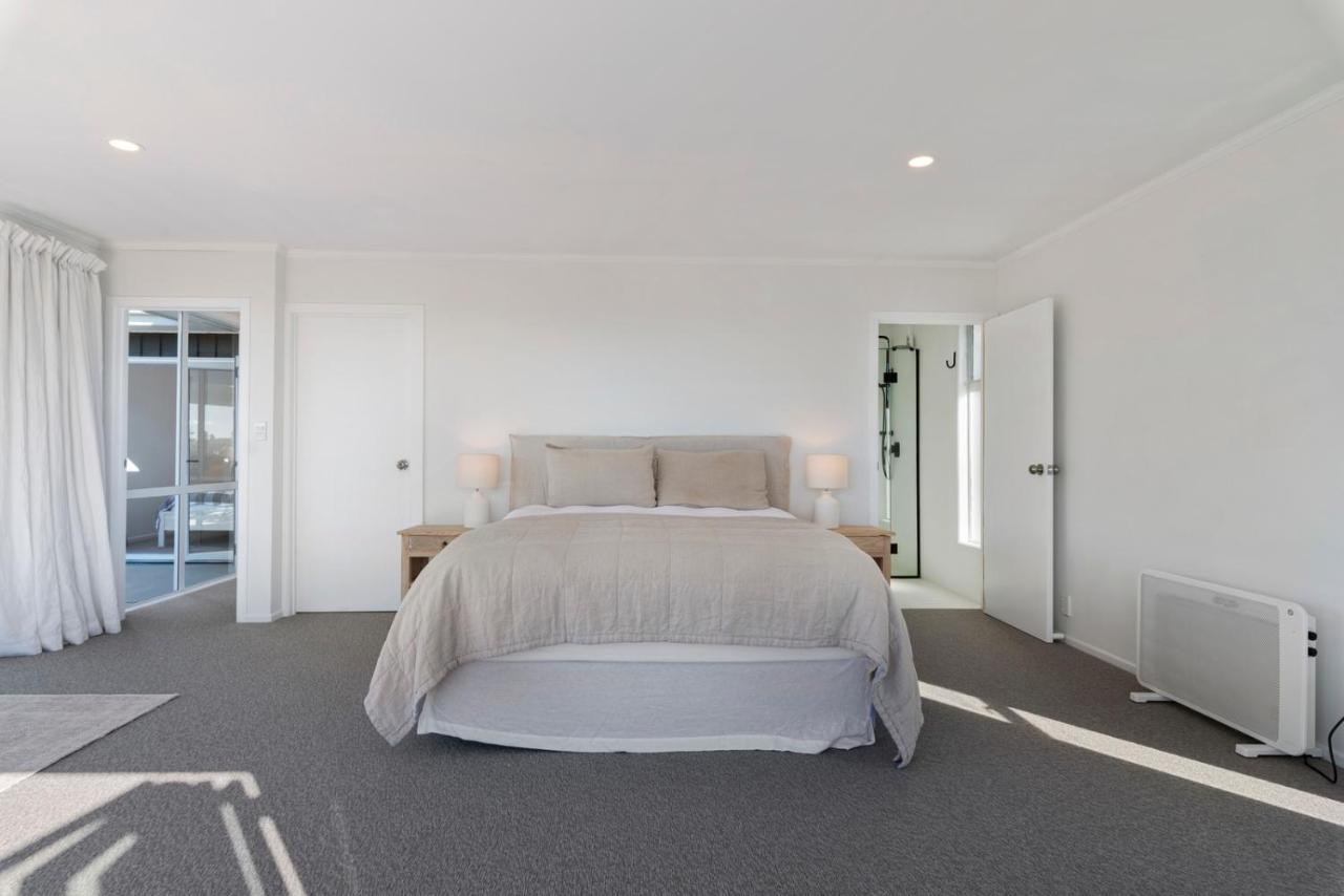 Holiday home The Black Lake House - Acacia Bay Holiday Taupo