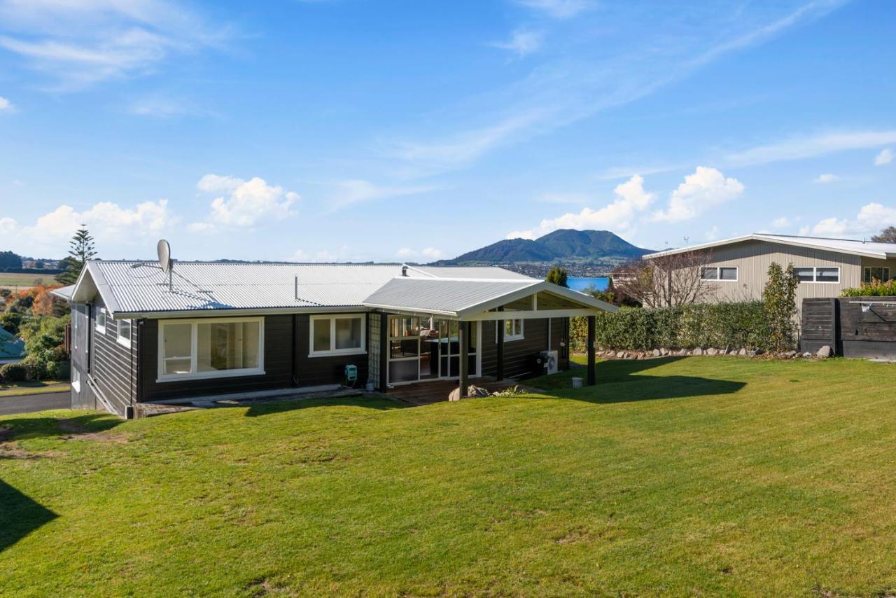 The Black Lake House - Acacia Bay Holiday Holiday home Taupo