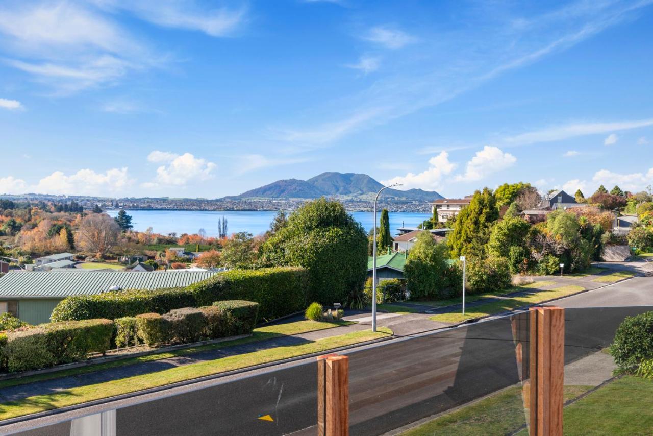 The Black Lake House - Acacia Bay Holiday