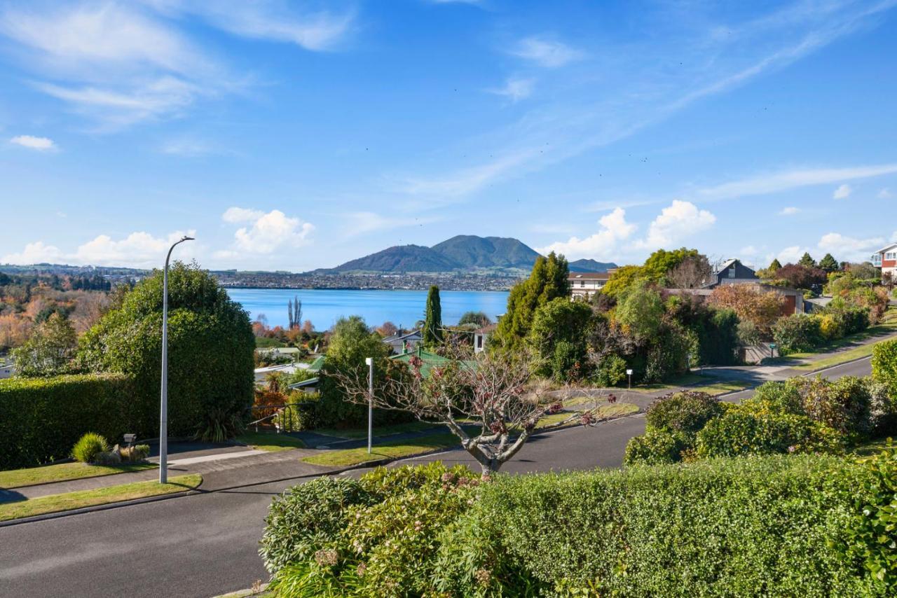 Holiday home The Black Lake House - Acacia Bay Holiday Taupo