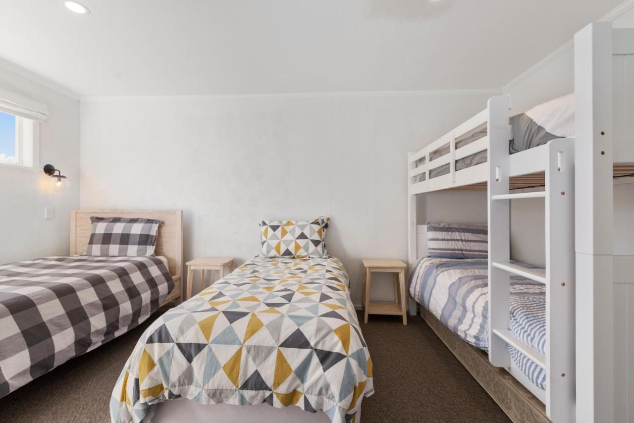 Holiday home The Black Lake House - Acacia Bay Holiday Taupo