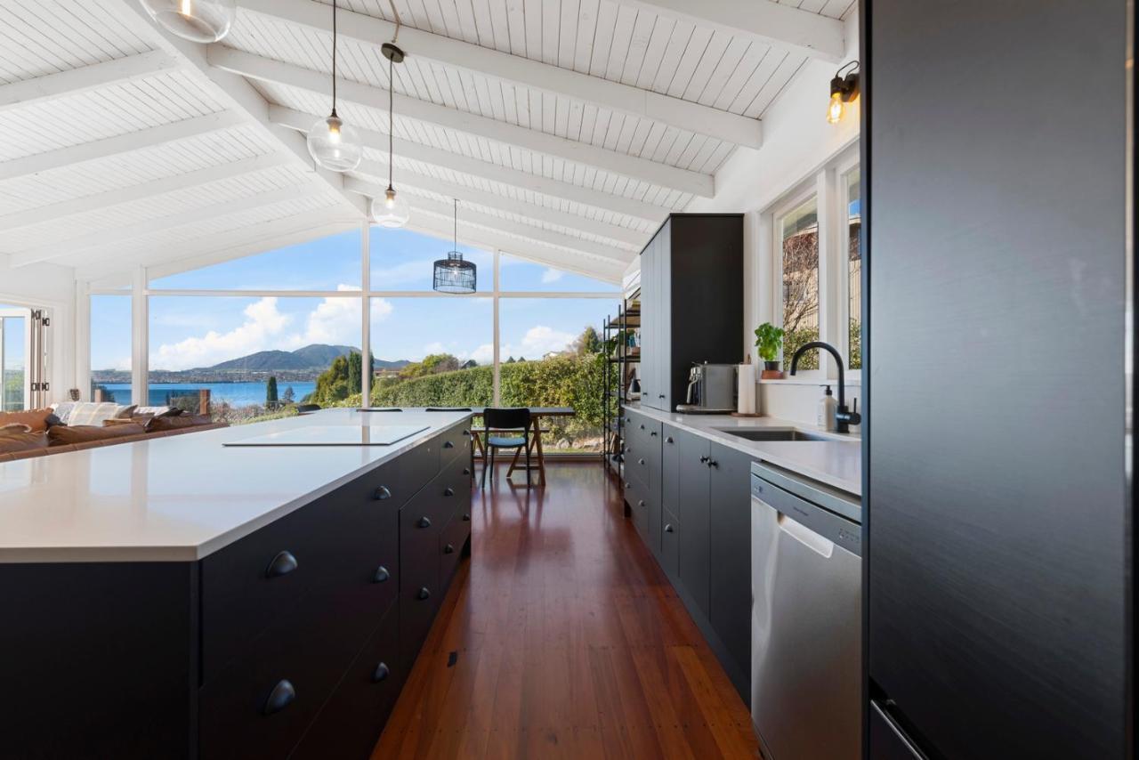 The Black Lake House - Acacia Bay Holiday Taupo