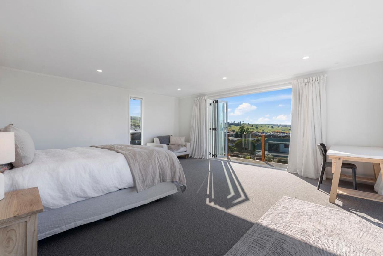 The Black Lake House - Acacia Bay Holiday Holiday home *