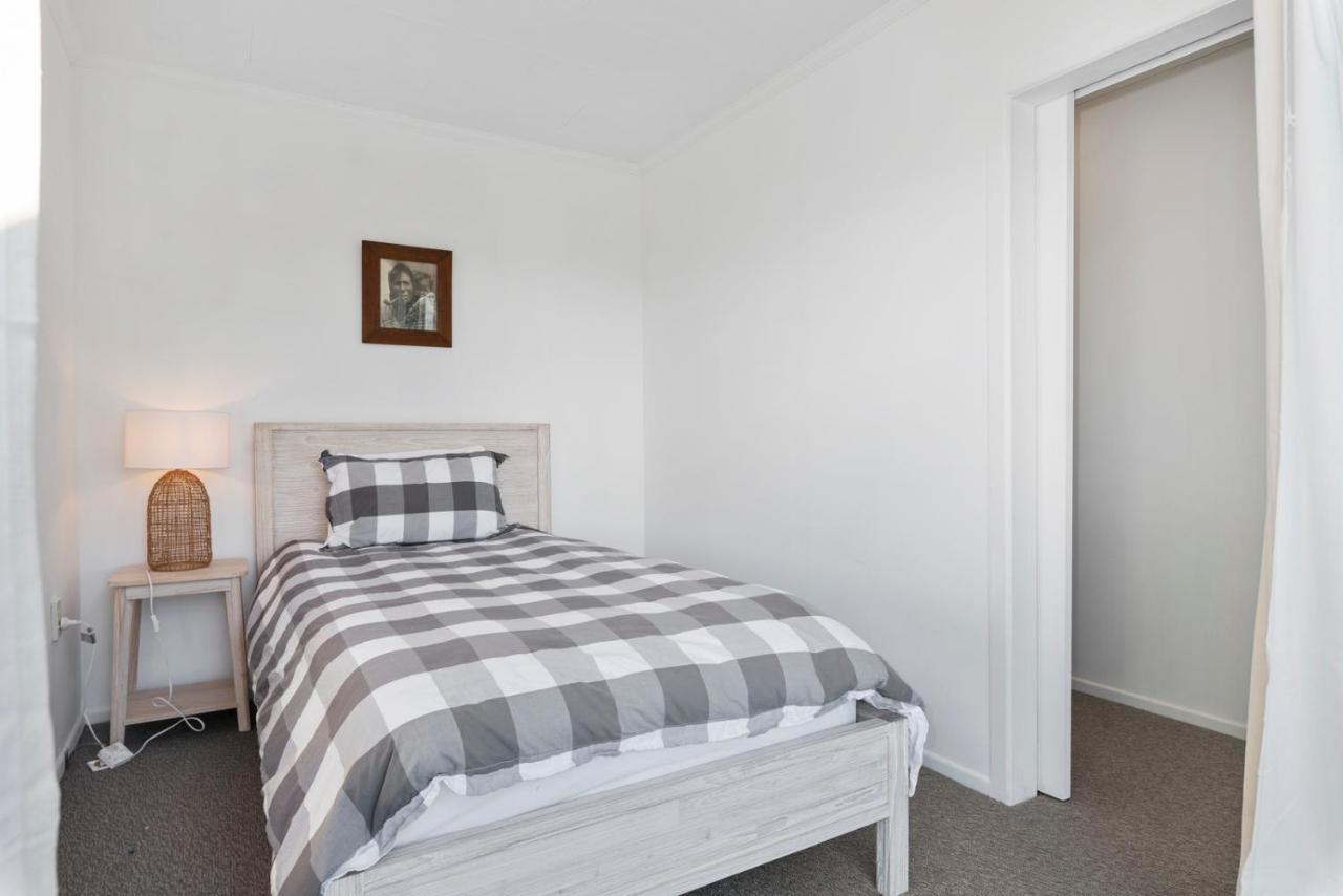 The Black Lake House - Acacia Bay Holiday Taupo
