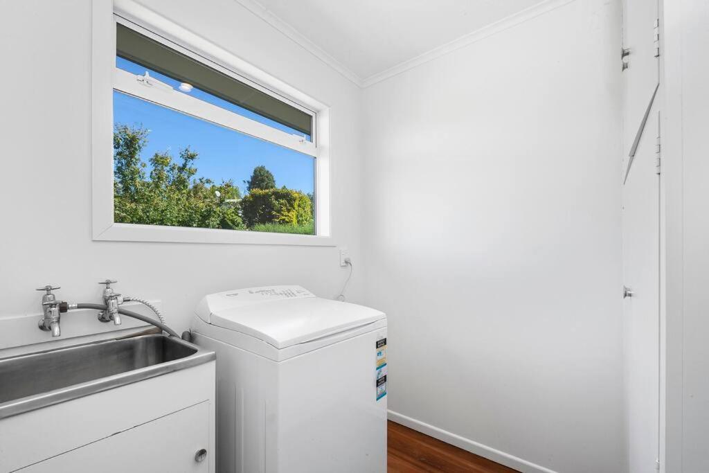 Te Moenga Treasure - Acacia Bay