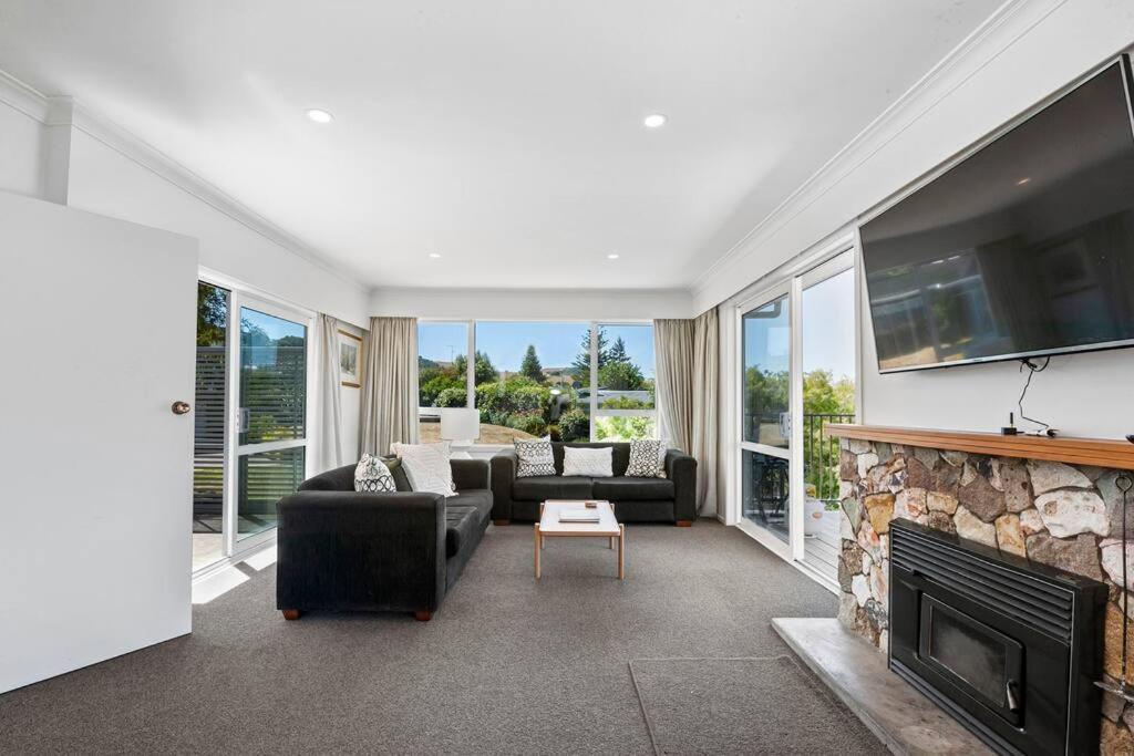 Te Moenga Treasure - Acacia Bay
