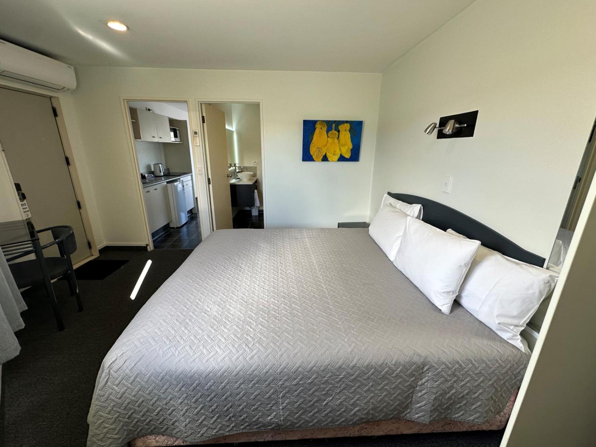 Baycourt Lakefront Motel 4*