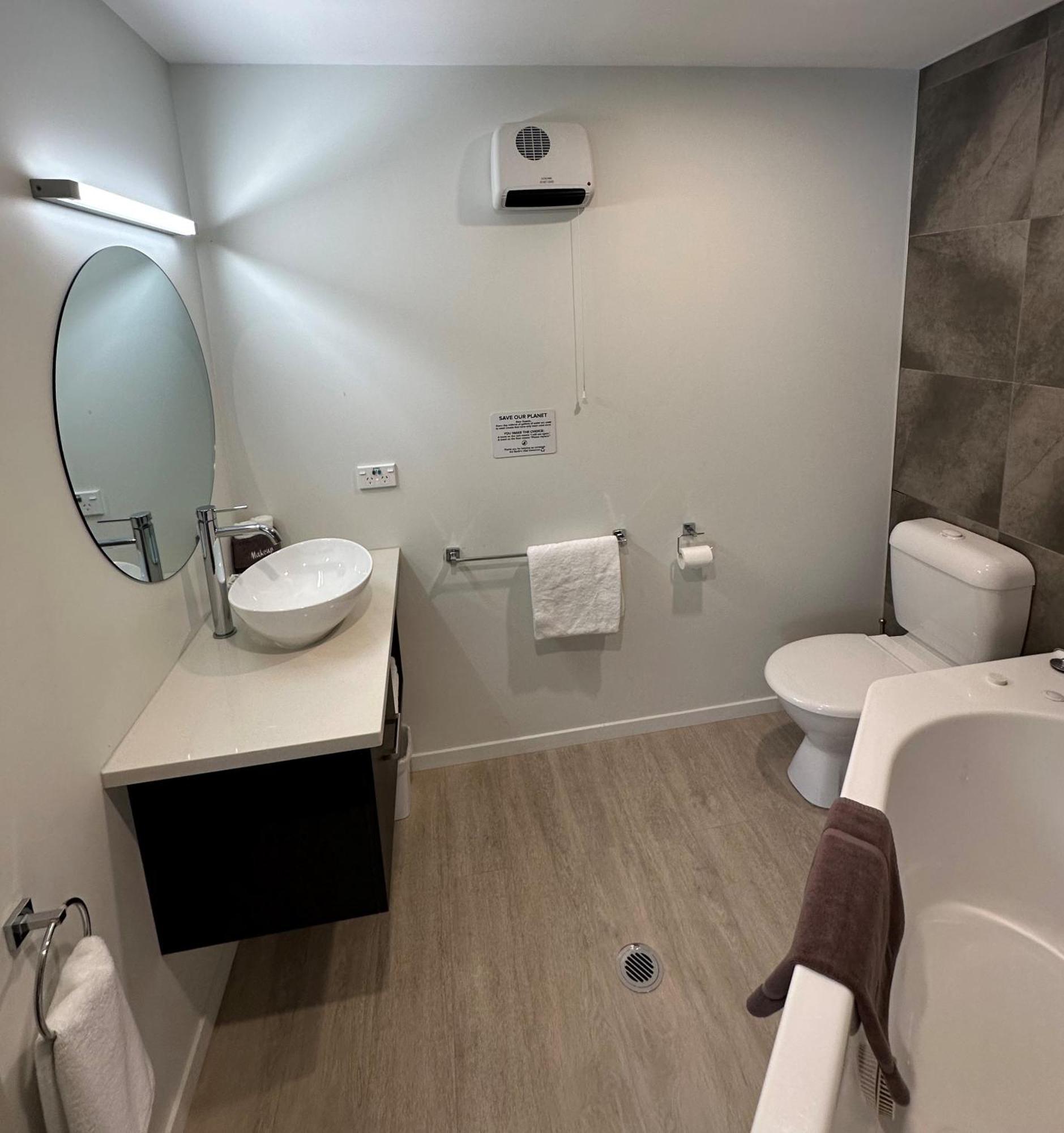 Baycourt Lakefront 4*