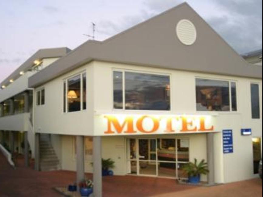 Baycourt Lakefront Motel