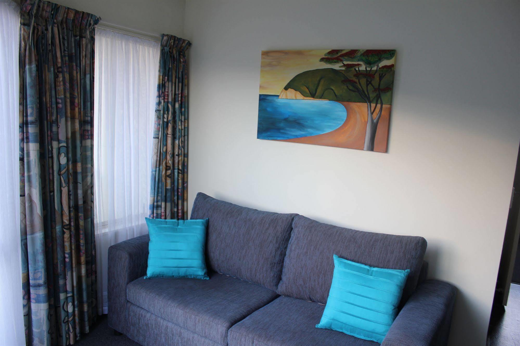 Baycourt Lakefront Motel