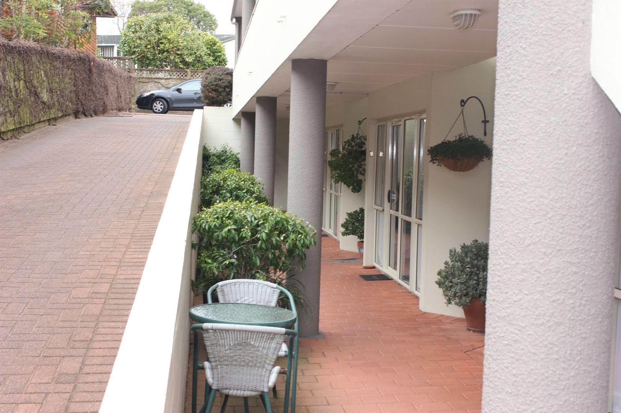 Baycourt Lakefront Motel 4*