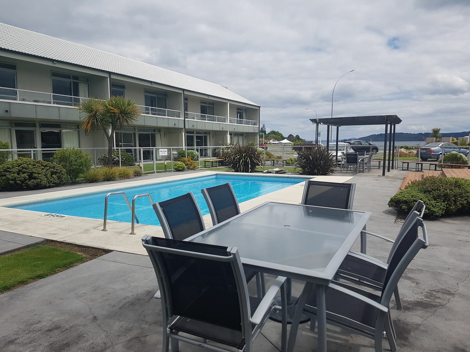 300 Lake Terrace Apartment *