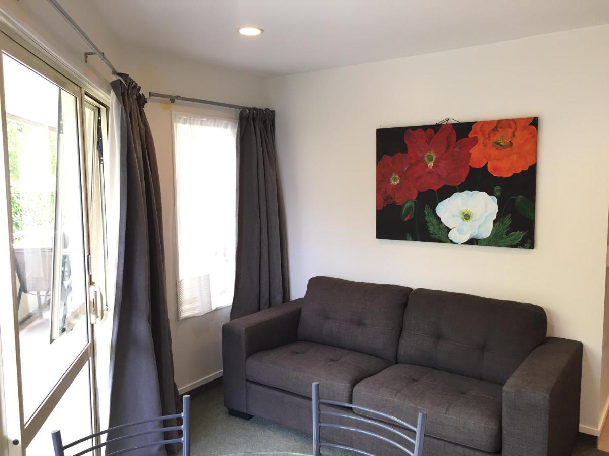 Baycourt Lakefront Motel 4*