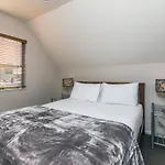 Twin Peaks Lakeside Inn