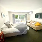 2 Mile Bay Guesthouse