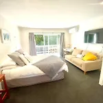2 Mile Bay Guesthouse