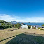 Lofty Lakeviews - Acacia Bay Holiday Home