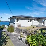 Lofty Lakeviews - Acacia Bay Holiday Home