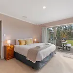 Soak & Stay Acacia Bay - Spa, Pet, Family Friendly