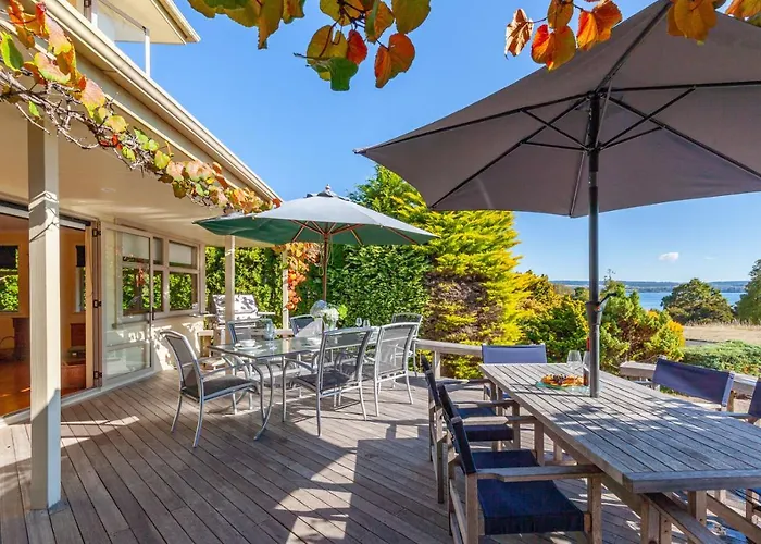Pokaka Lake House - Wharewaka Holiday Home