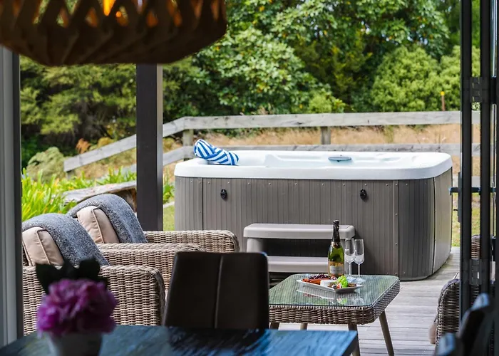 Hideaway At The Bay - With Hot Tub