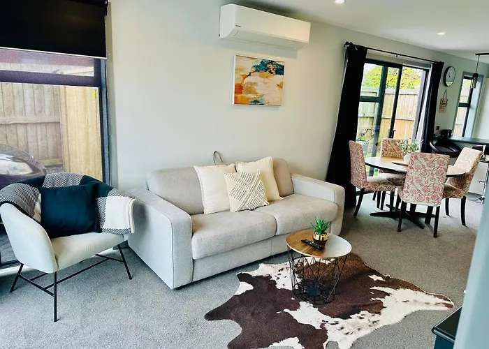 Sunnyside Getaway- Brand New & Central