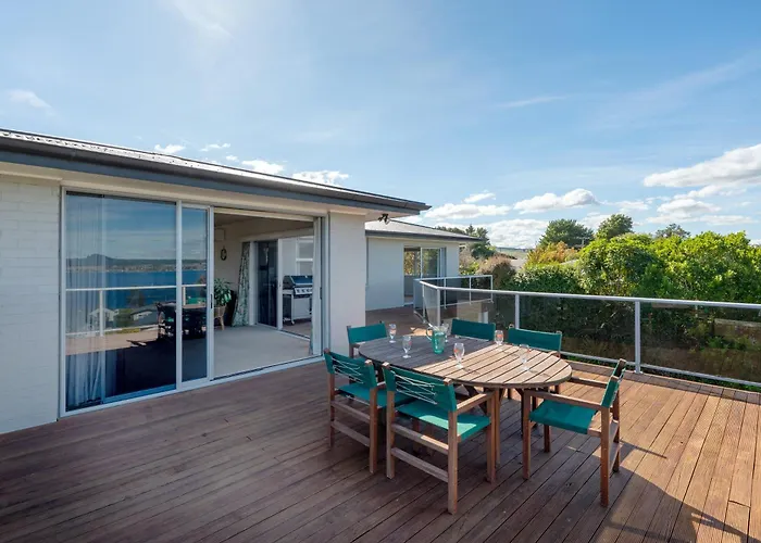 Lofty Lakeviews - Acacia Bay Holiday Home