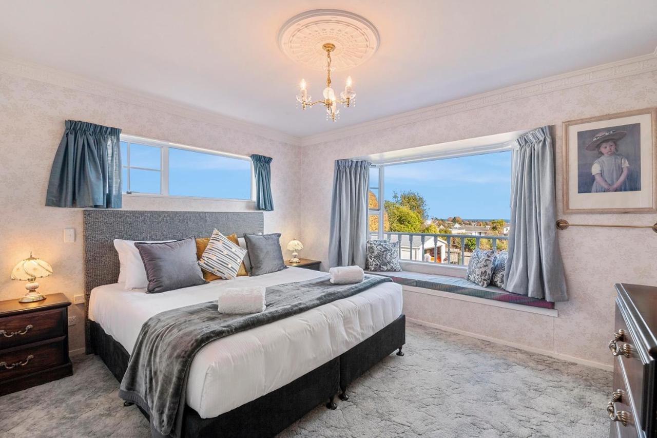 Golden Views On Golders - Hot Tub & Views Taupo