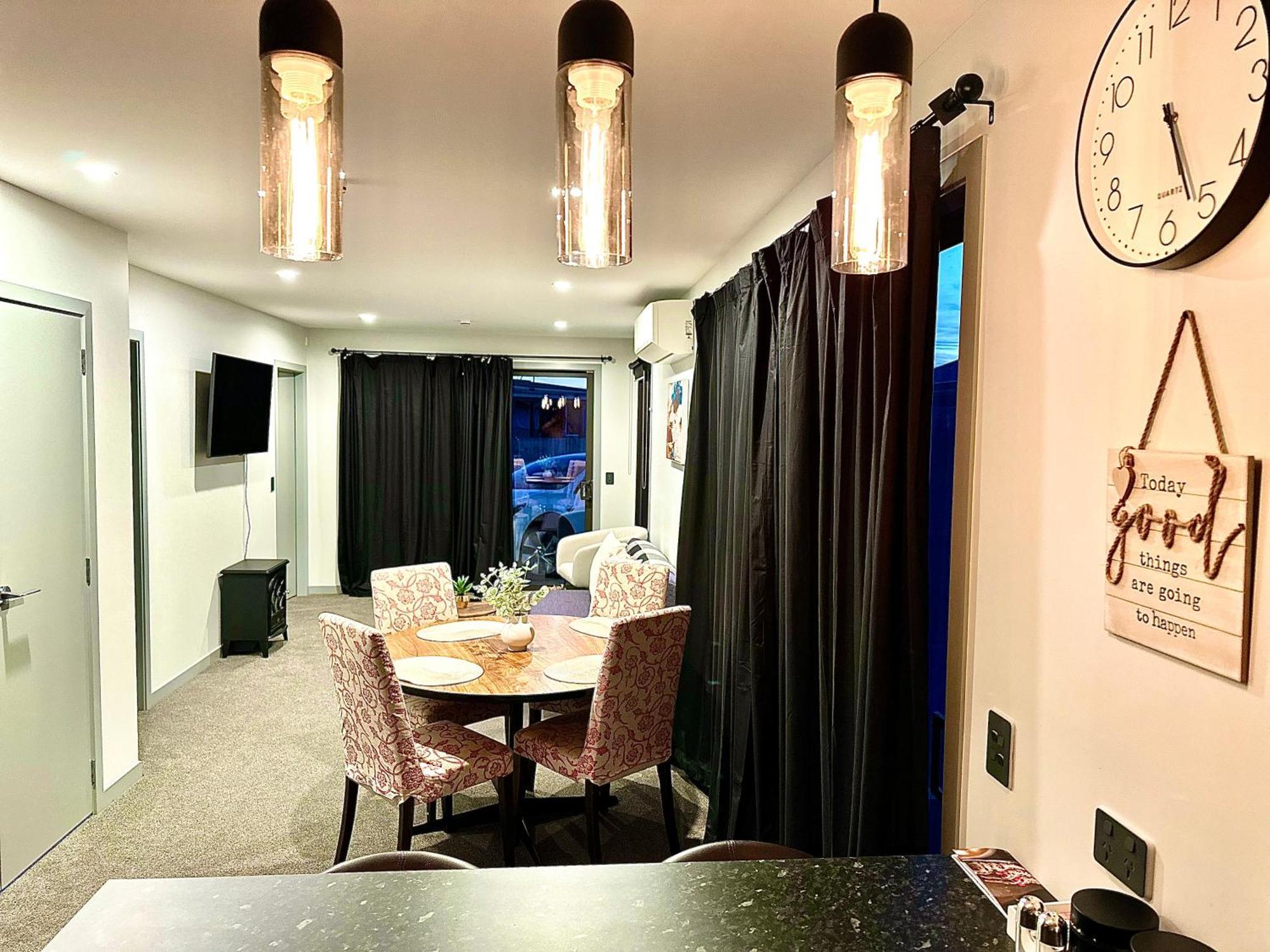 Sunnyside Getaway- Brand New & Holiday home