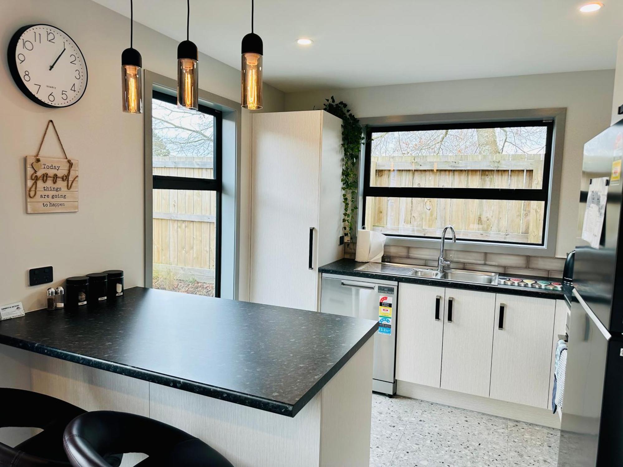 Sunnyside Getaway- Brand New & Holiday home