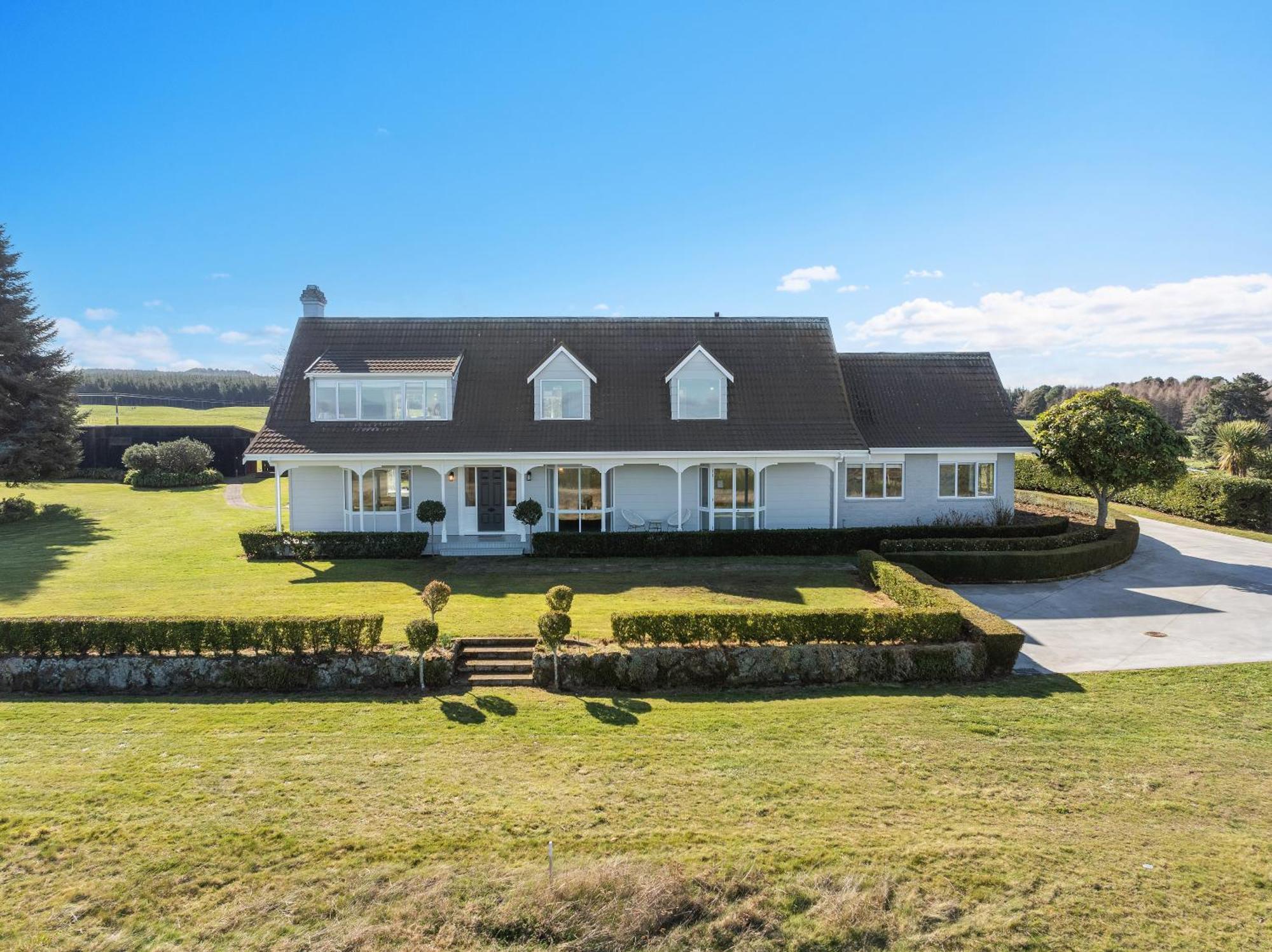 Villa Group & Family Retreat, Spacious Home, Pool & Taupo