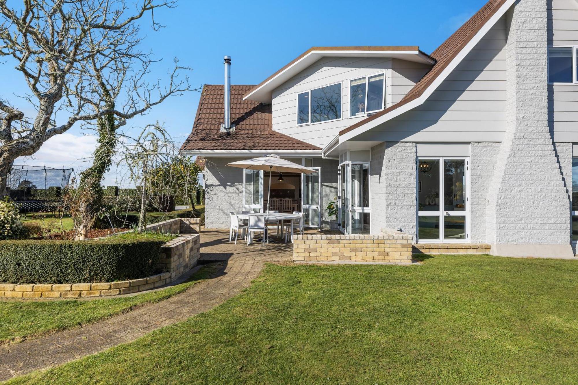 Group & Family Retreat, Spacious Home, Pool & Villa Taupo