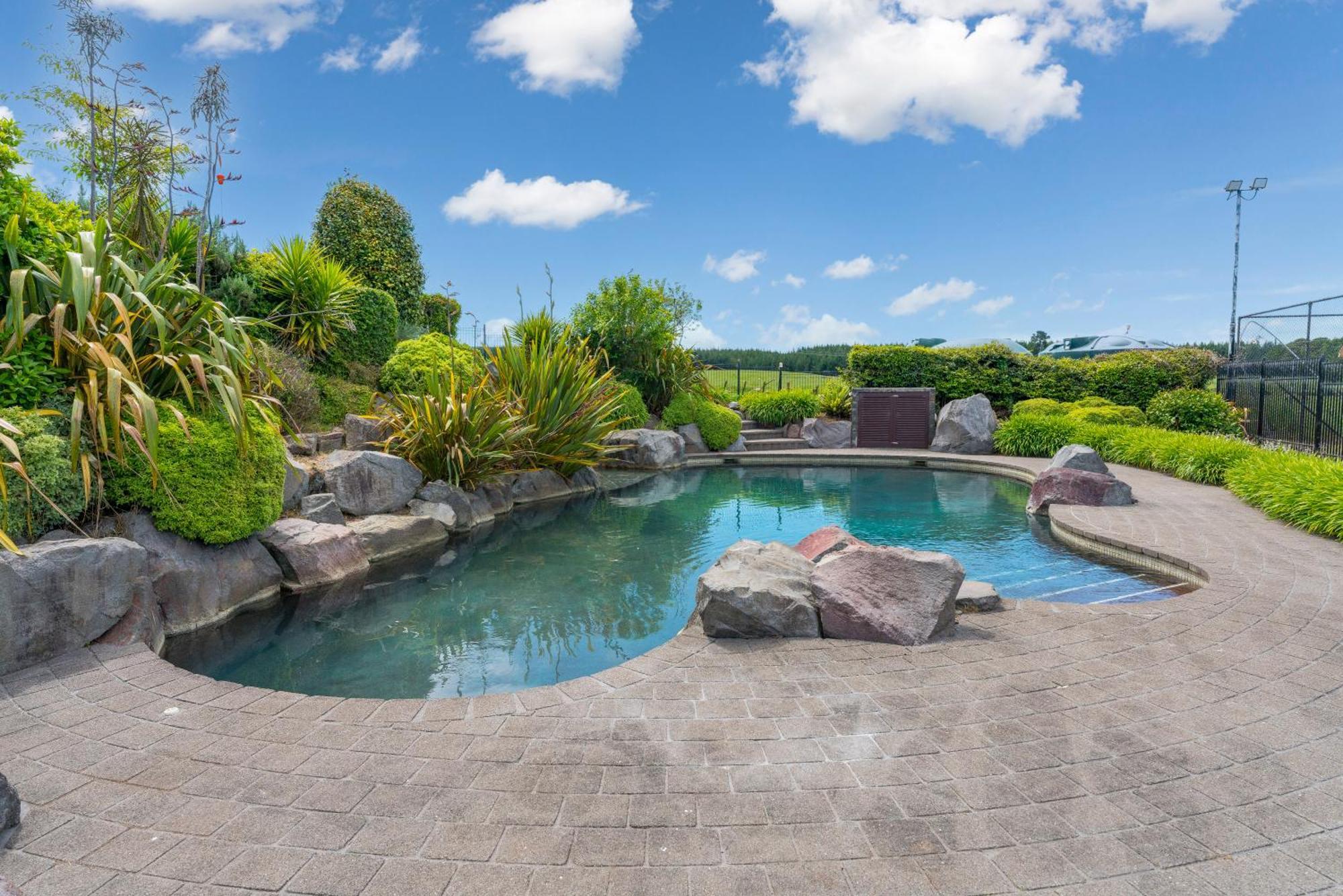 Group & Family Retreat, Spacious Home, Pool & Villa Taupo