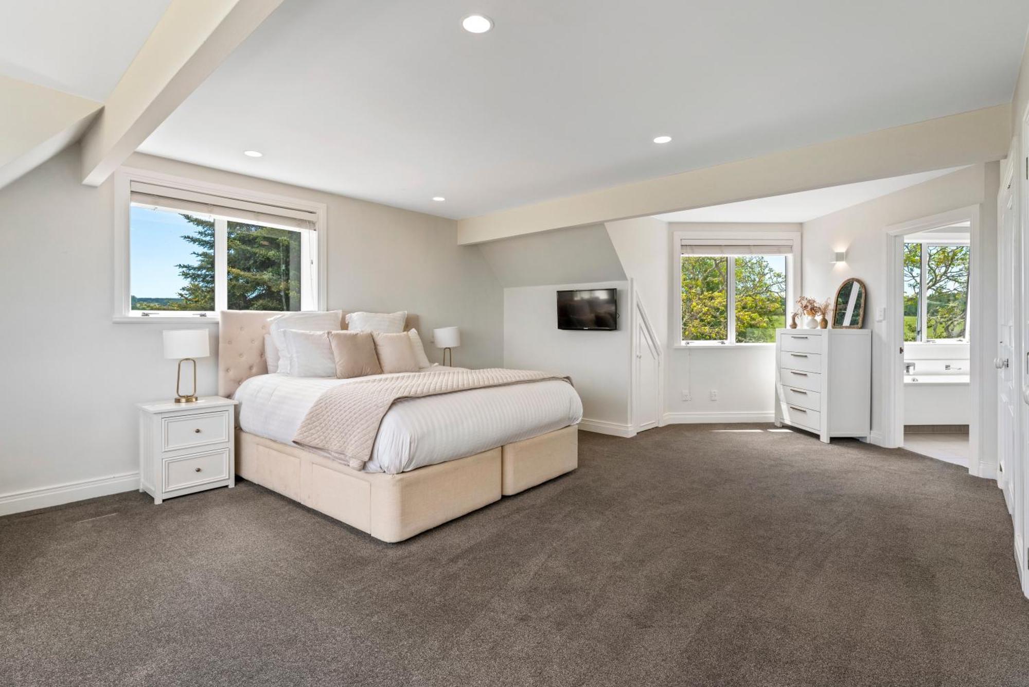 Group & Family Retreat, Spacious Home, Pool & Taupo