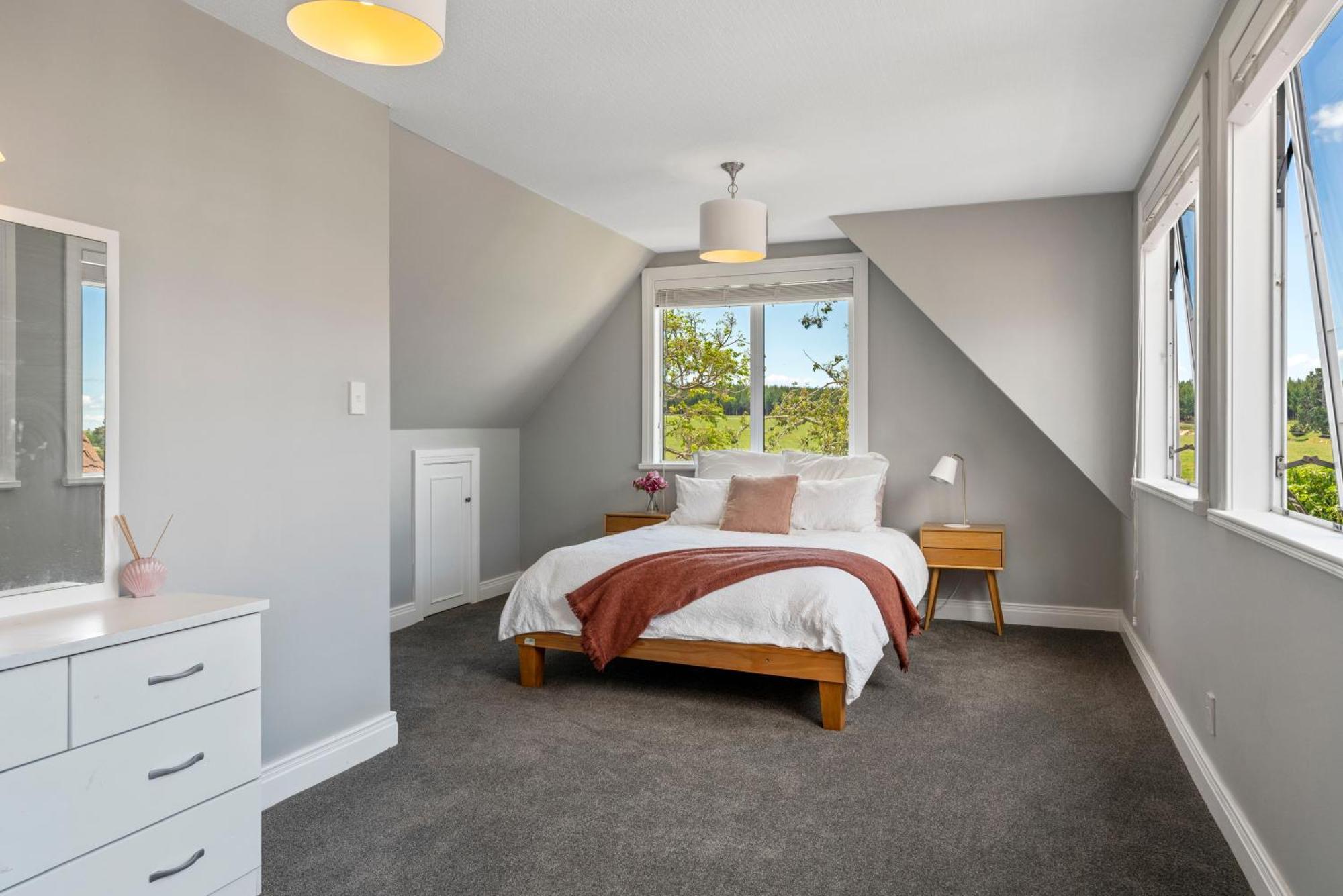 Group & Family Retreat, Spacious Home, Pool & Villa Taupo