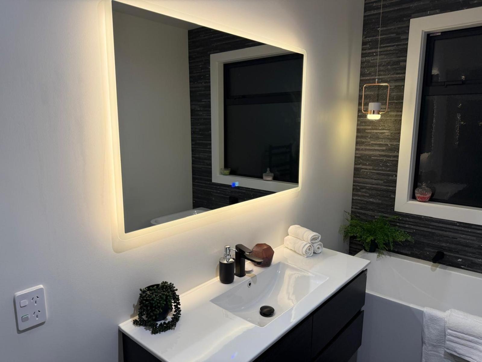 Contemporary Haven On Jarden Mile Homestay