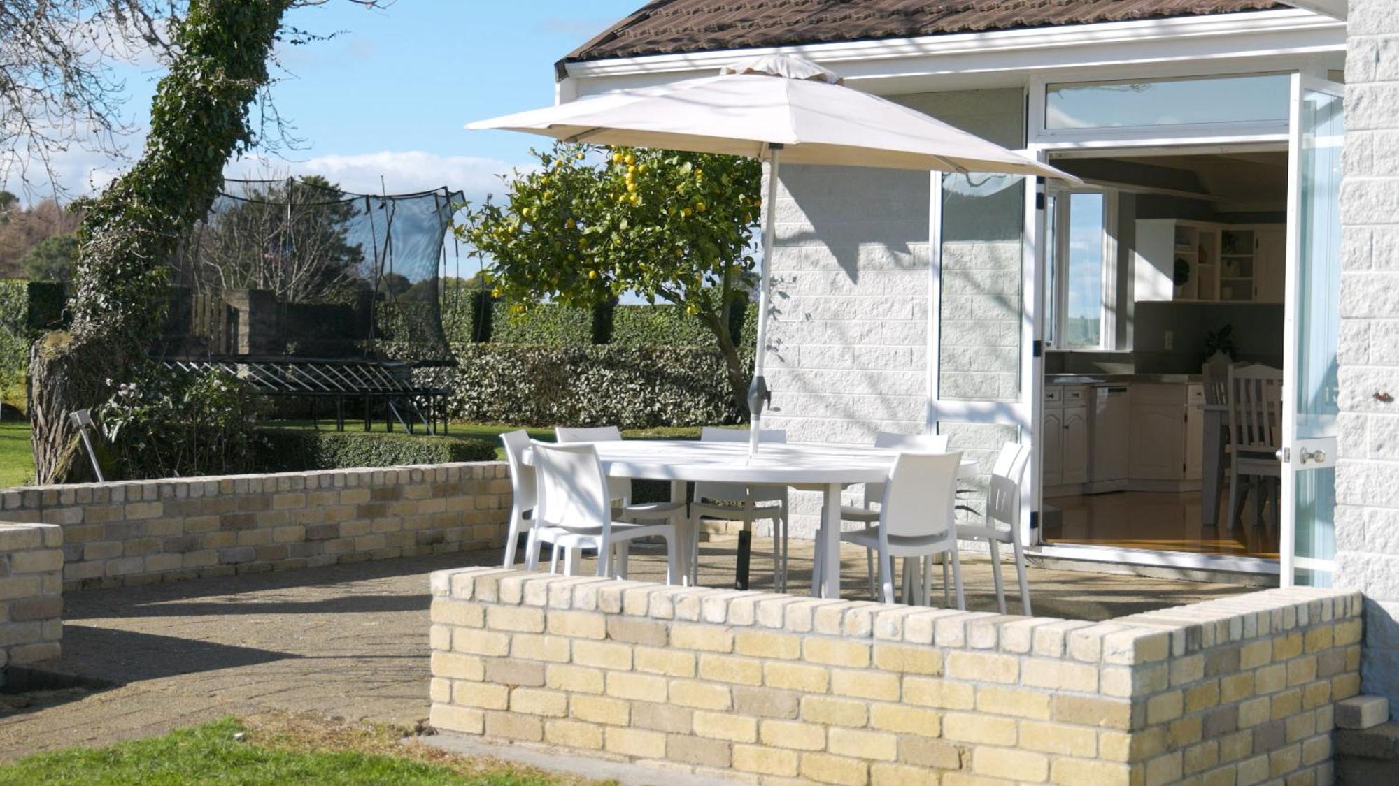Group & Family Retreat, Spacious Home, Pool & Villa Taupo