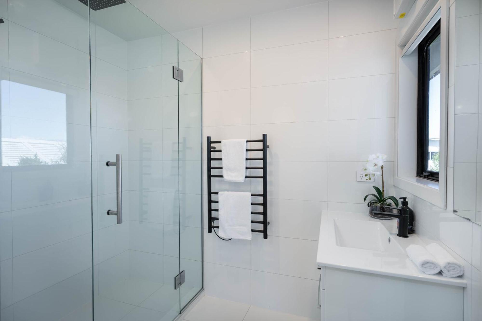 Unbeatable Location - Spa, 50m To Lake! Taupo
