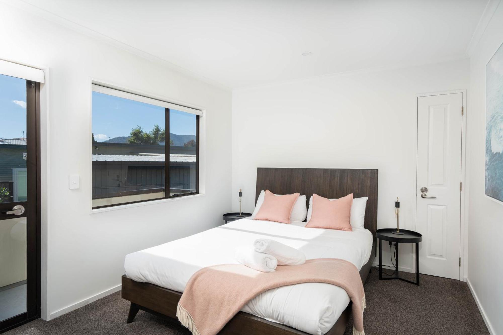 Unbeatable Location - Spa, 50m To Lake! Taupo