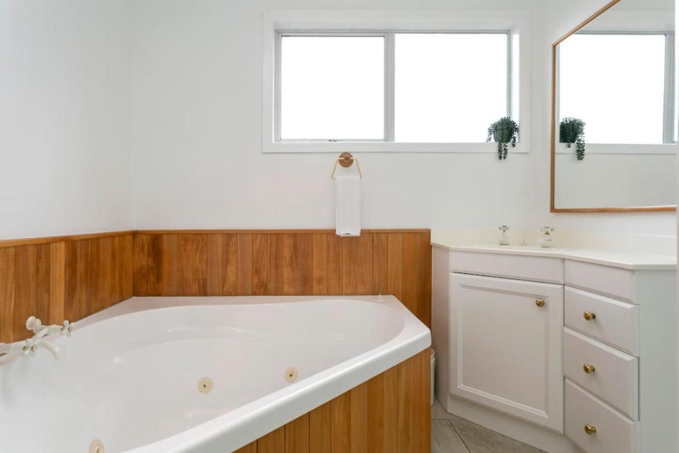 Spacious Nukuhau Near Town With Parking And Comfort Holiday home *