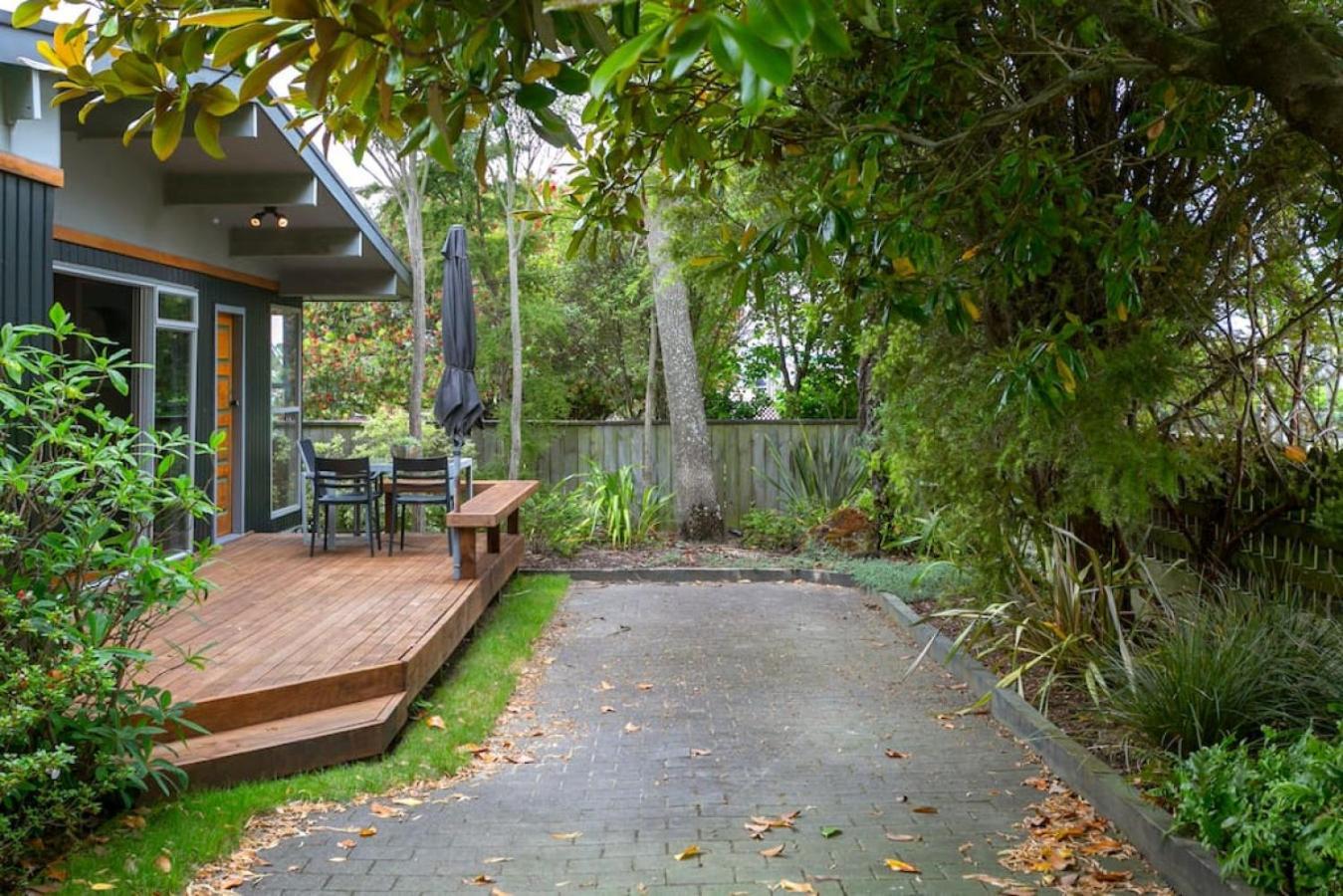 Spacious Nukuhau Near Town With Parking And Comfort *