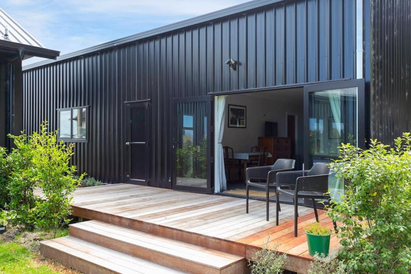 Peaceful Luxury Retreat With Views And Pool Holiday home Taupo