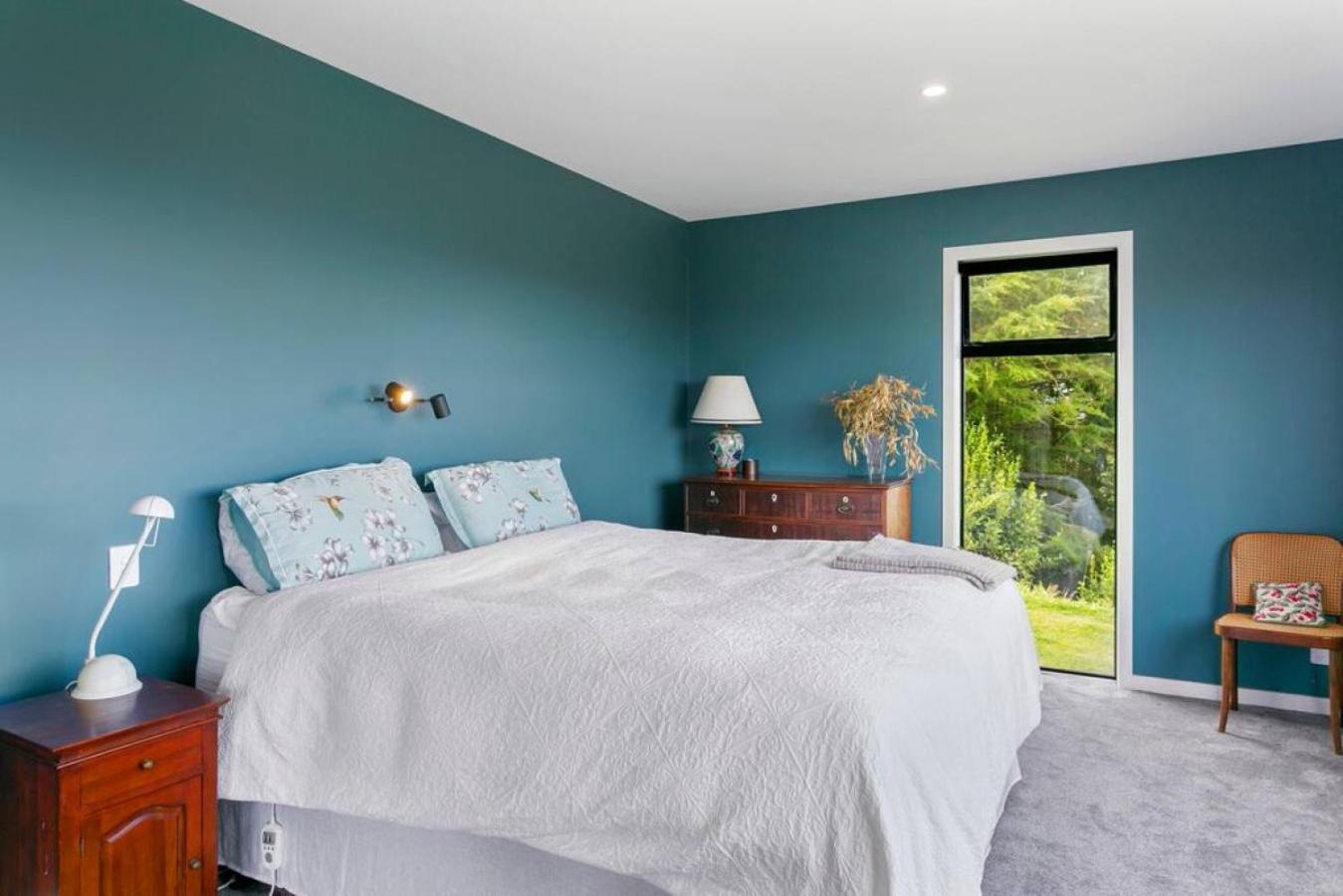 Peaceful Luxury Retreat With Views And Pool Taupo
