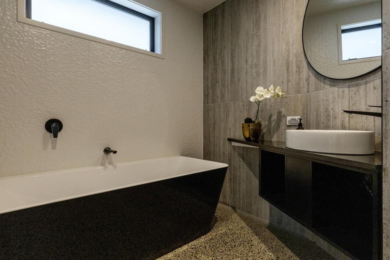 Elevated Hideaway With Views And Designer Comfort * Taupo